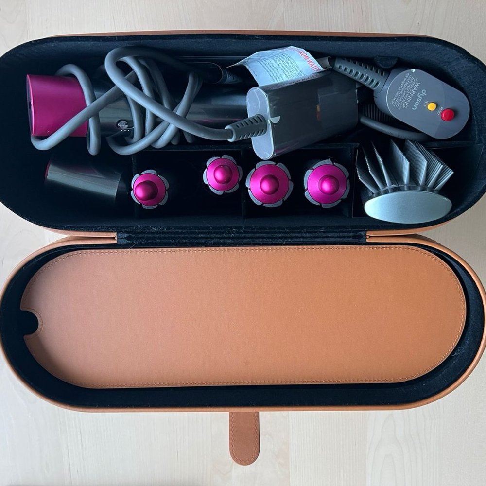 DYSON airwrap as new!! Less than 10 uses